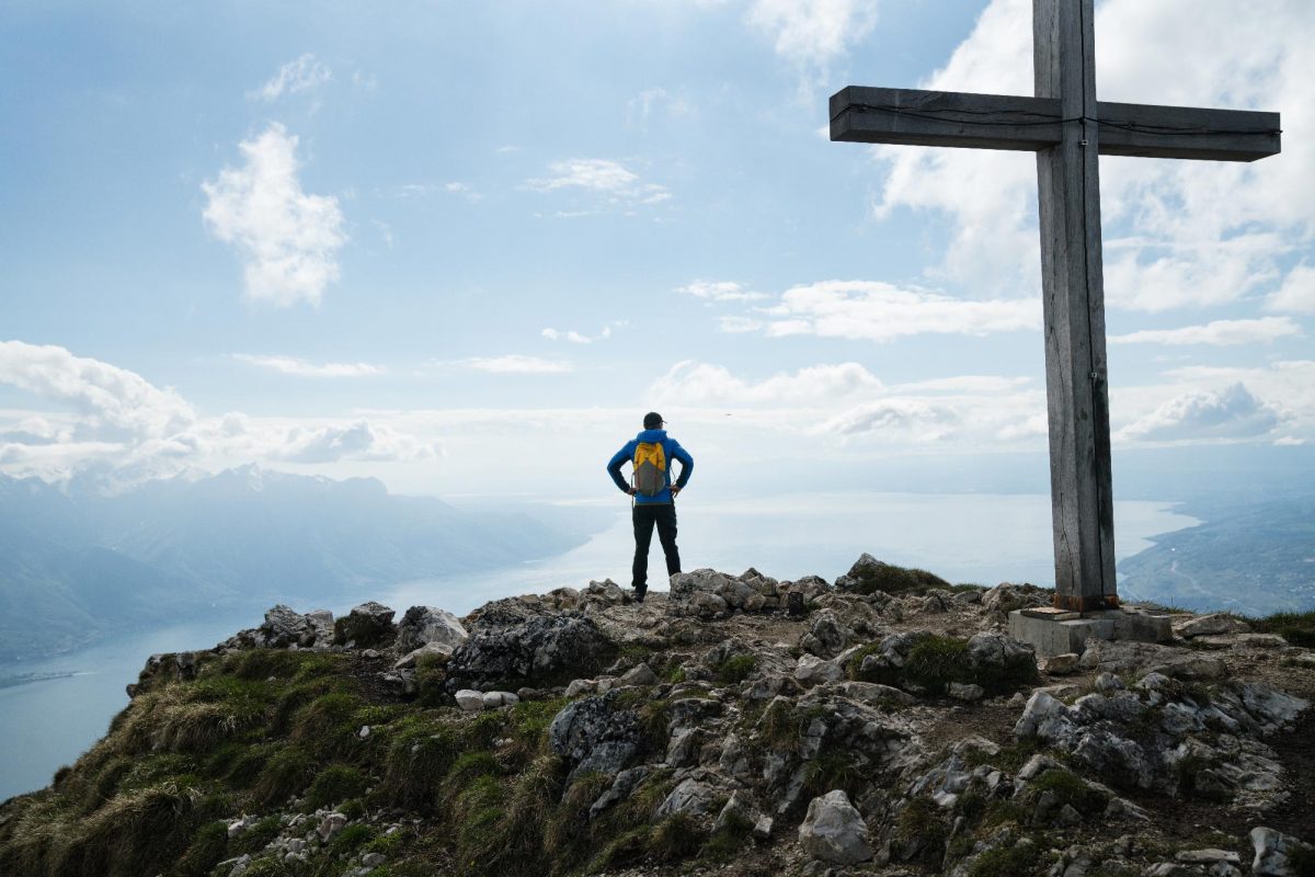 Mike Horn dans les montagnes Suisses avec vue lac en contrebas