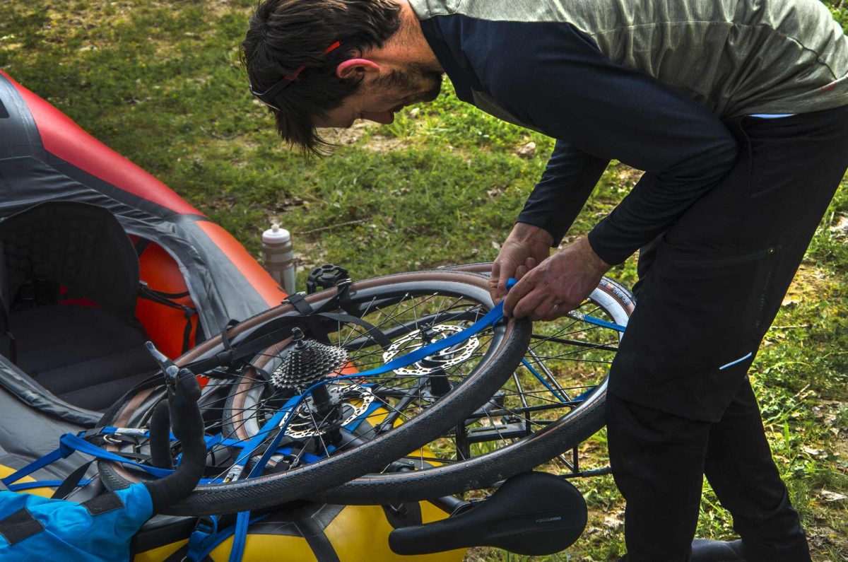 Montage vélo sur packraft