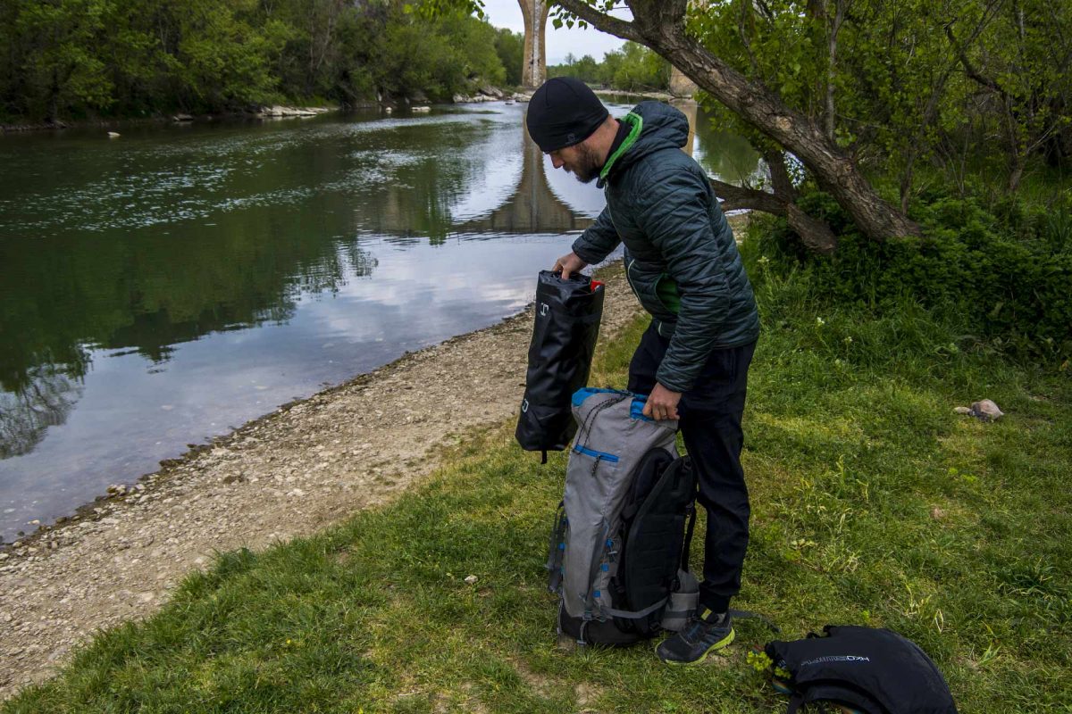 Packraft plié sorti d'un sac à dos