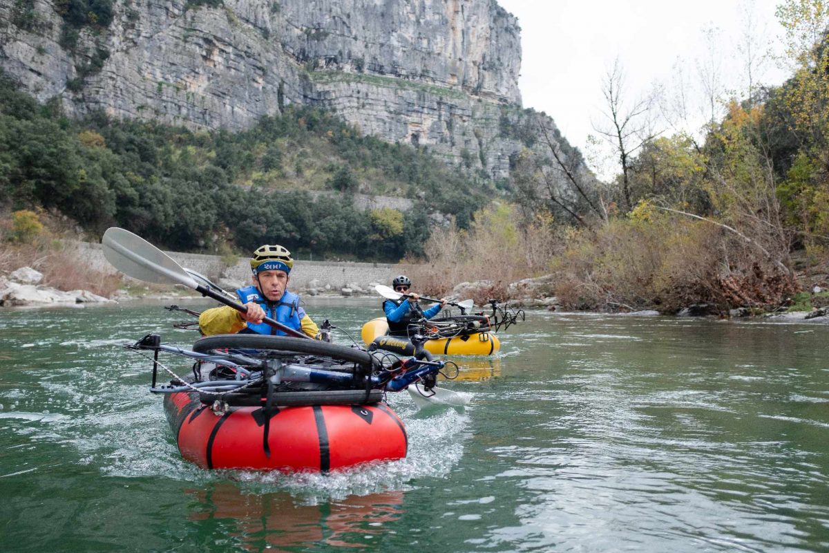 descente rivière en packraft avec vélo