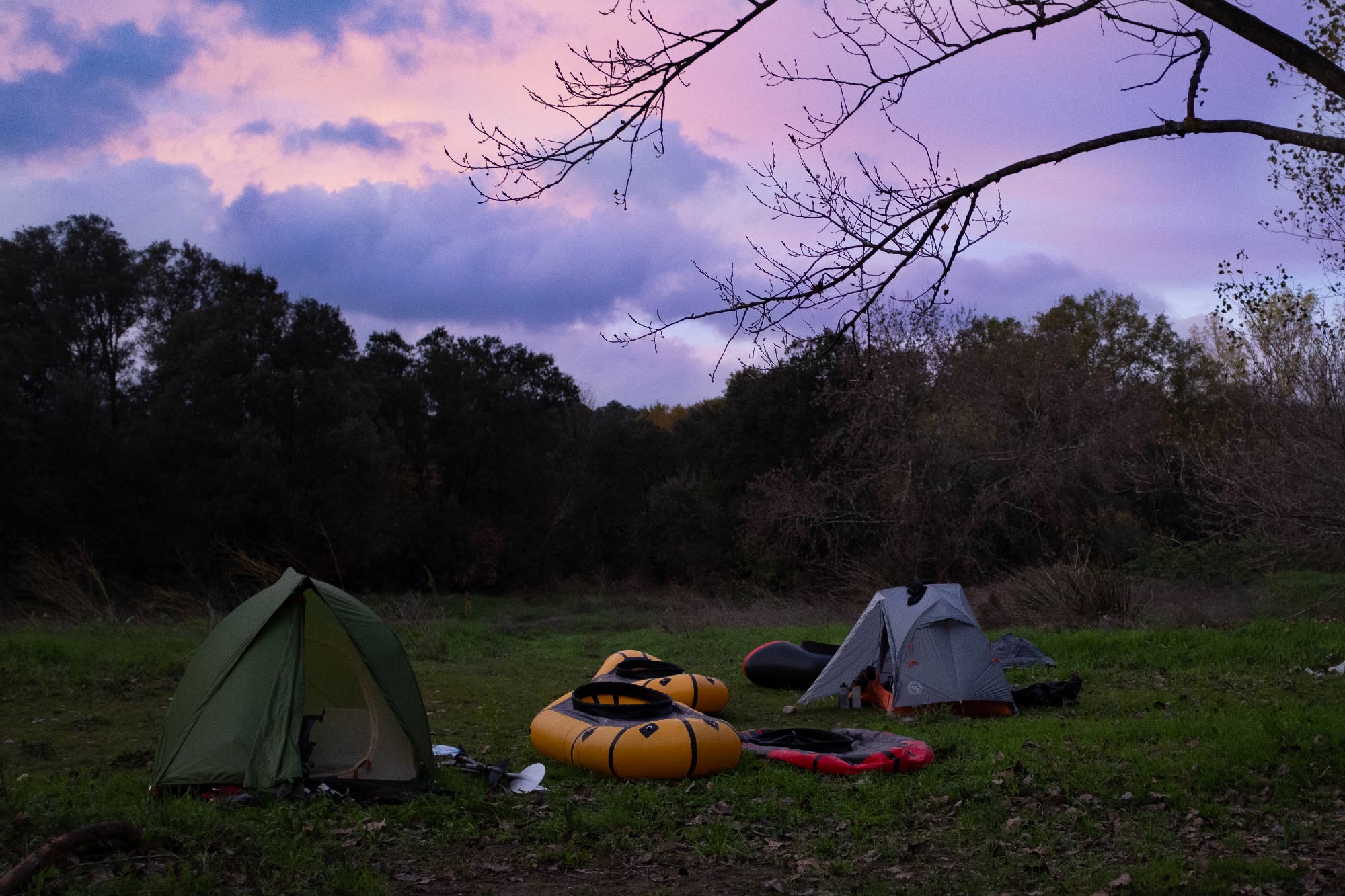 bivouac 2 tentes avec 2 packrafts gonflés