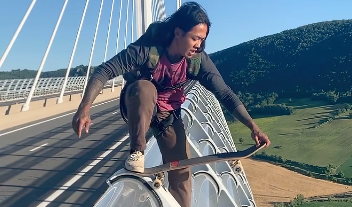 Saut en base jump avec un skate depuis le viaduc de Millau