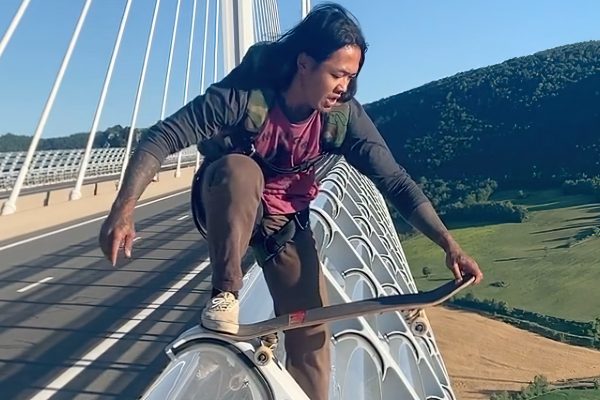 Saut en base jump avec un skate depuis le viaduc de Millau