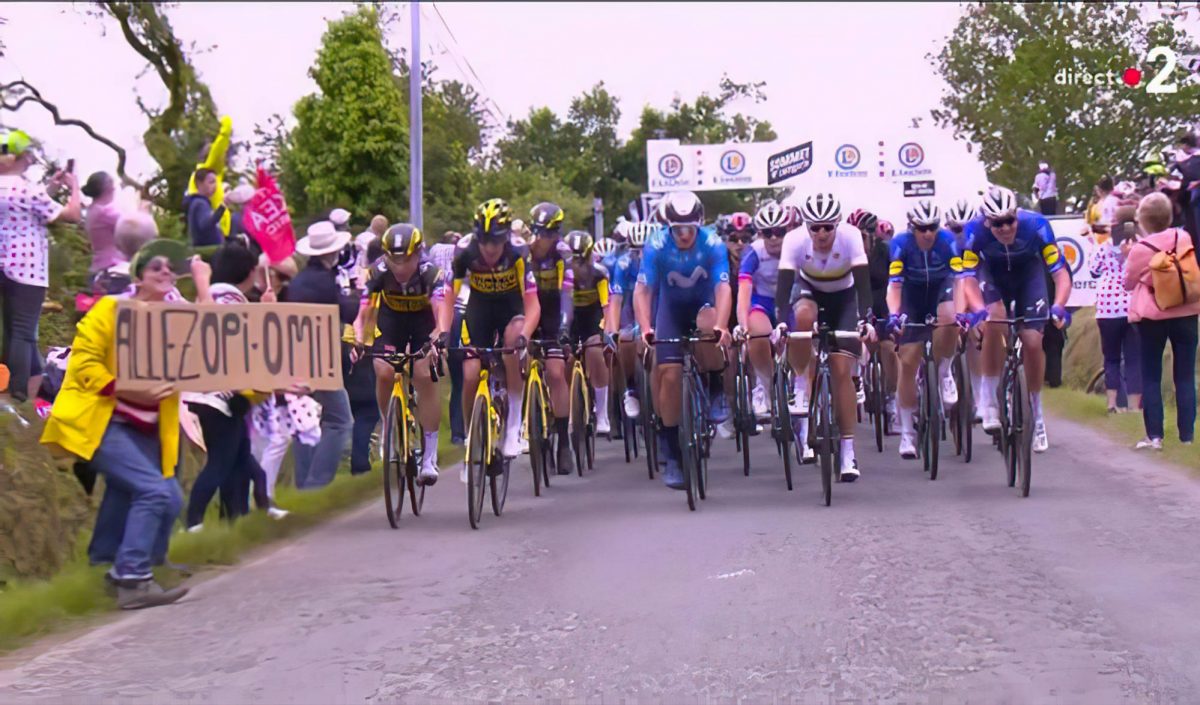 Spectatrice avec pancarte OPI OMI du Tour de France responsable d'une chute massive
