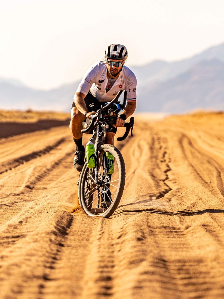 Steven le Hyaric traverse à vélo (gravel) le désert de Namibie