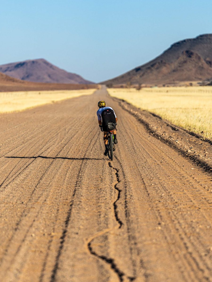 Steven le Hyaric traverse à vélo (gravel) le désert de Namibie