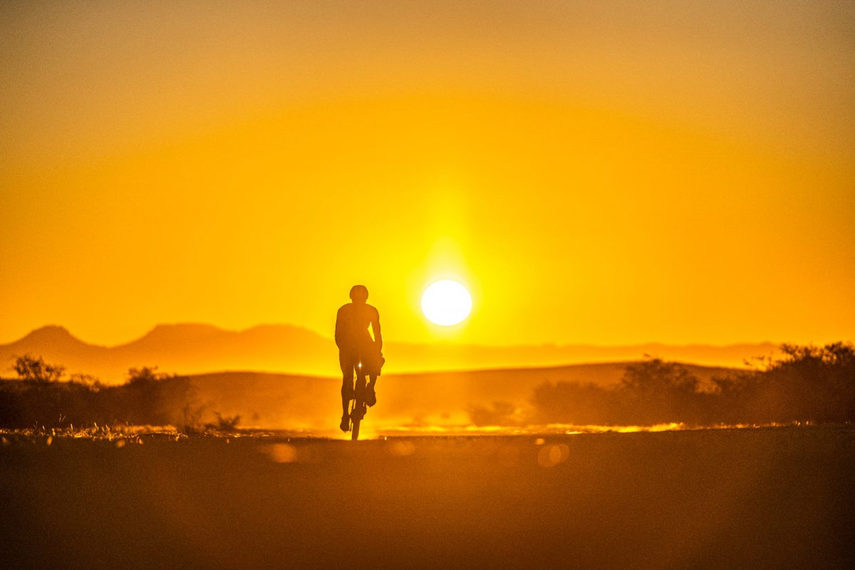 Steven le Hyaric traverse à vélo (gravel) le désert de Namibie