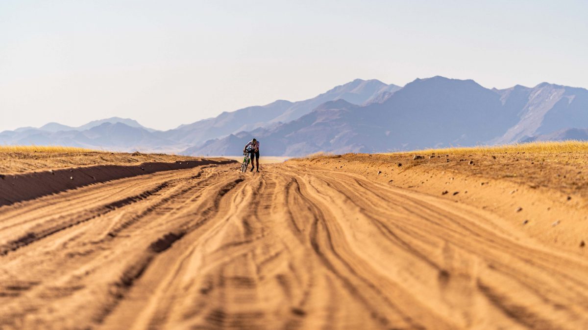 Steven le Hyaric : traversée du désert du Namib à vélo