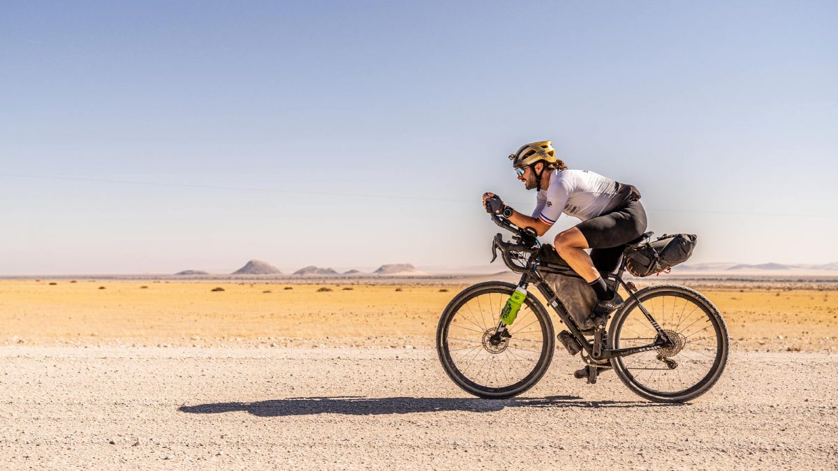 Steven le Hyaric : traversée du désert du Namib à vélo