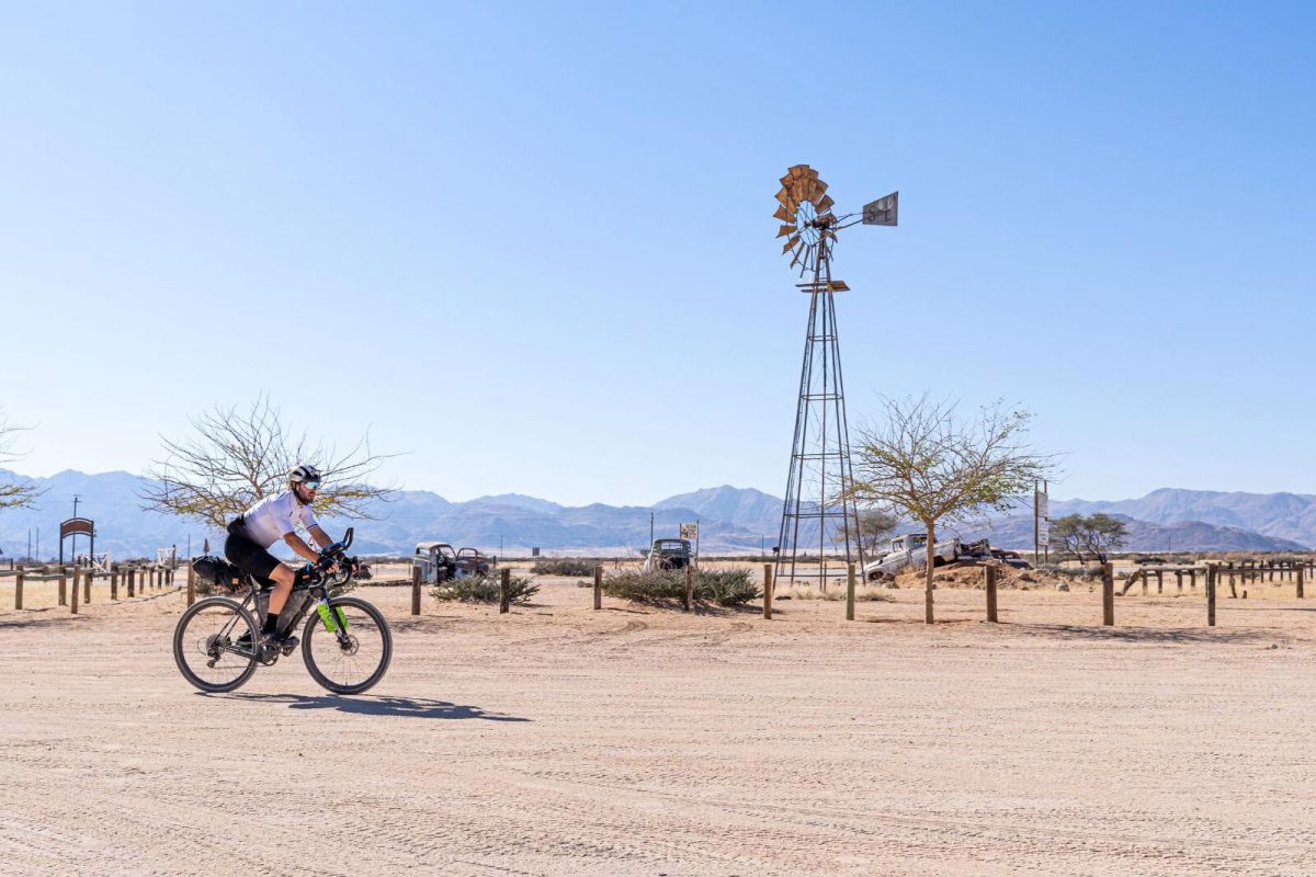 Steven le Hyaric : traversée du désert du Namib à vélo