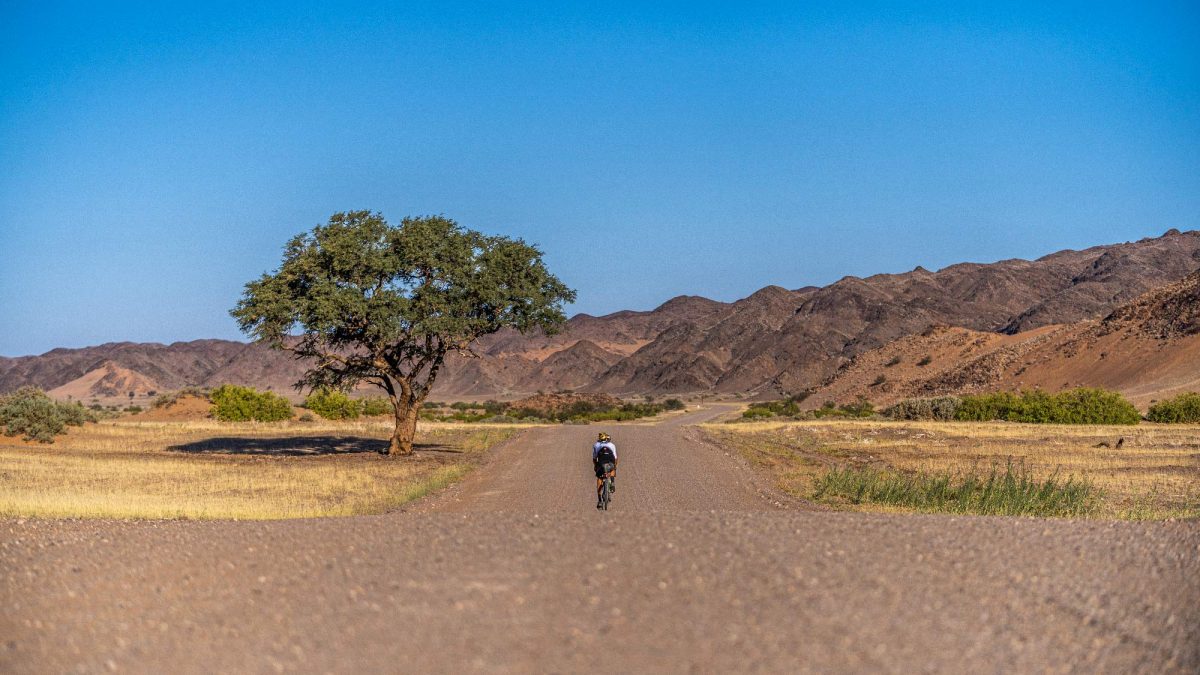 Steven le Hyaric : traversée du désert du Namib à vélo