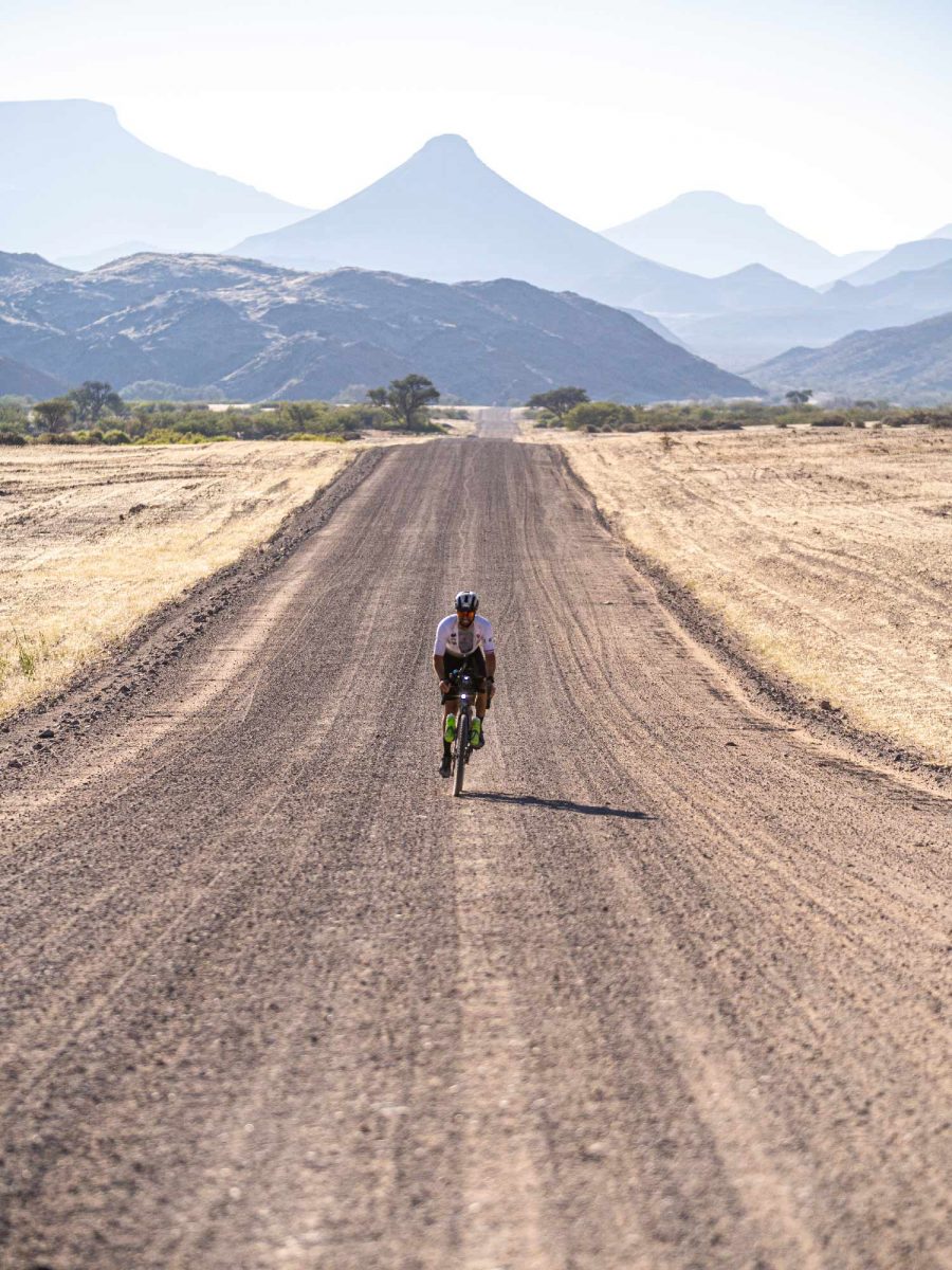 Steven le Hyaric : traversée du désert du Namib à vélo