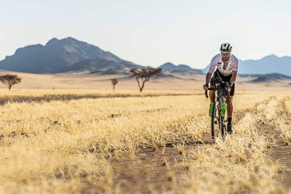 Steven le Hyaric : traversée du désert du Namib à vélo