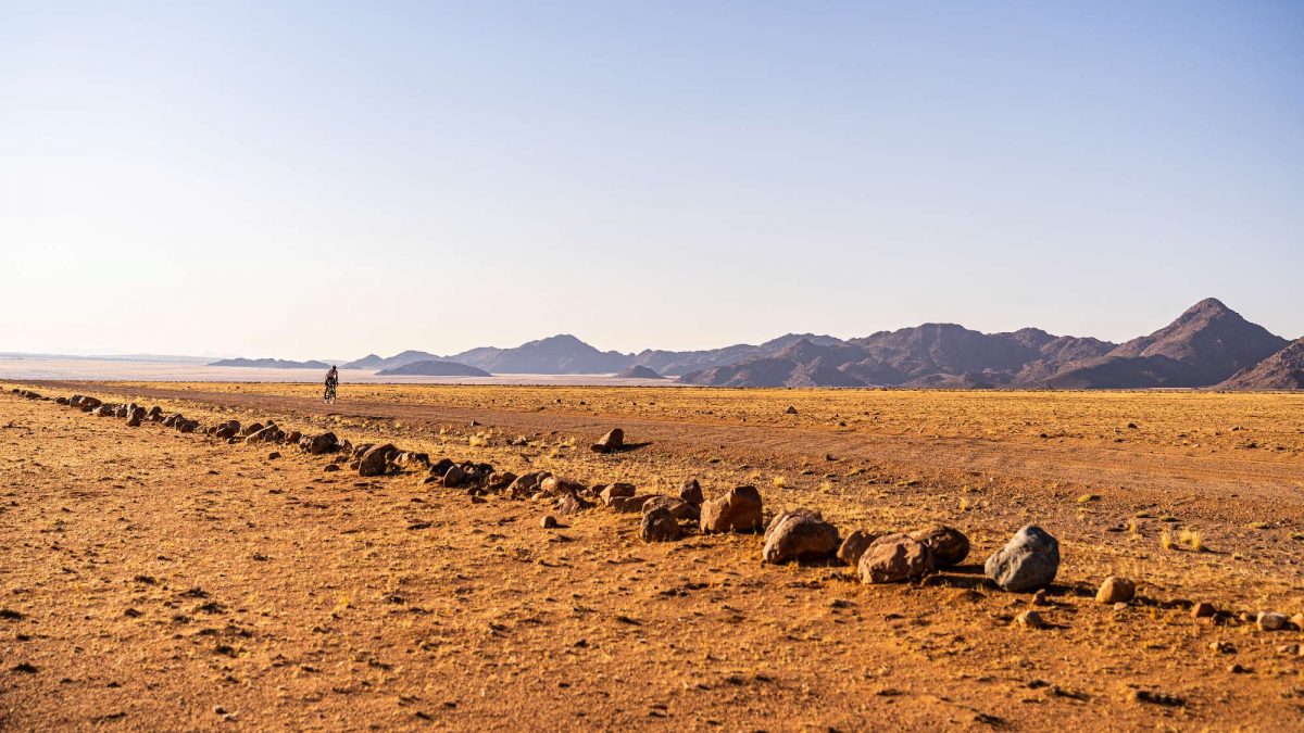 Steven le Hyaric : traversée du désert du Namib à vélo