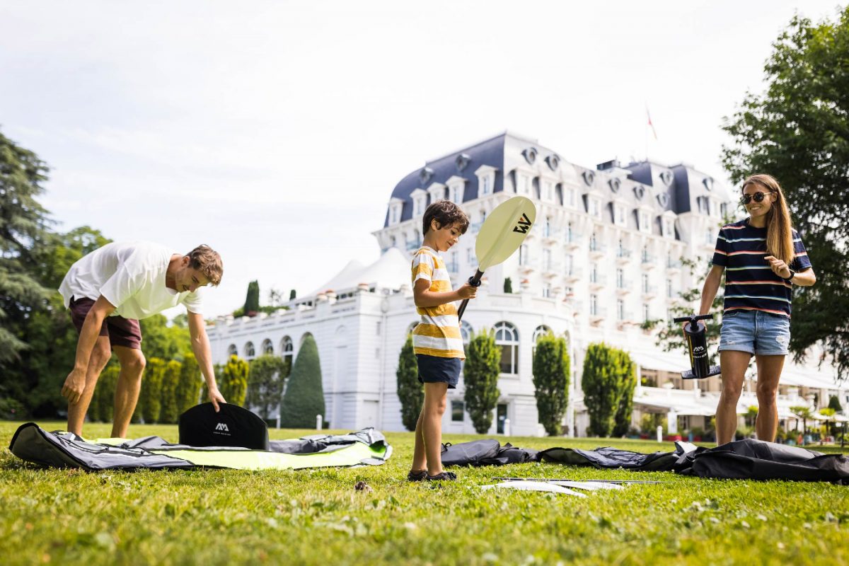 Gonflage des kayak pour la ville Aqua Marina