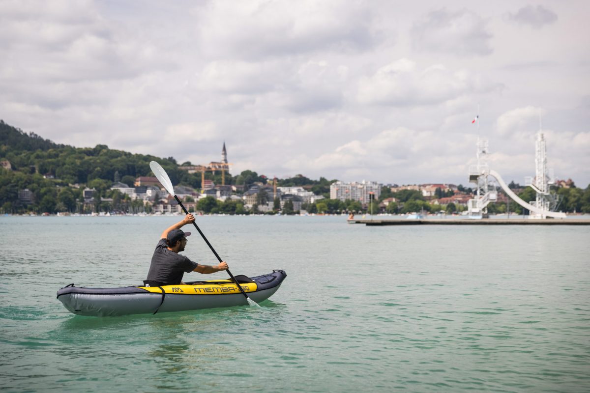 Homme pagaie sur le lac d'Annecy avec un kayak Aqua Marina