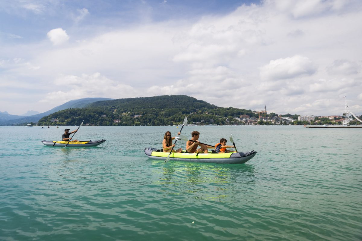 Famille pagaie sur le lac d'Annecy avec un kayak Aqua Marina