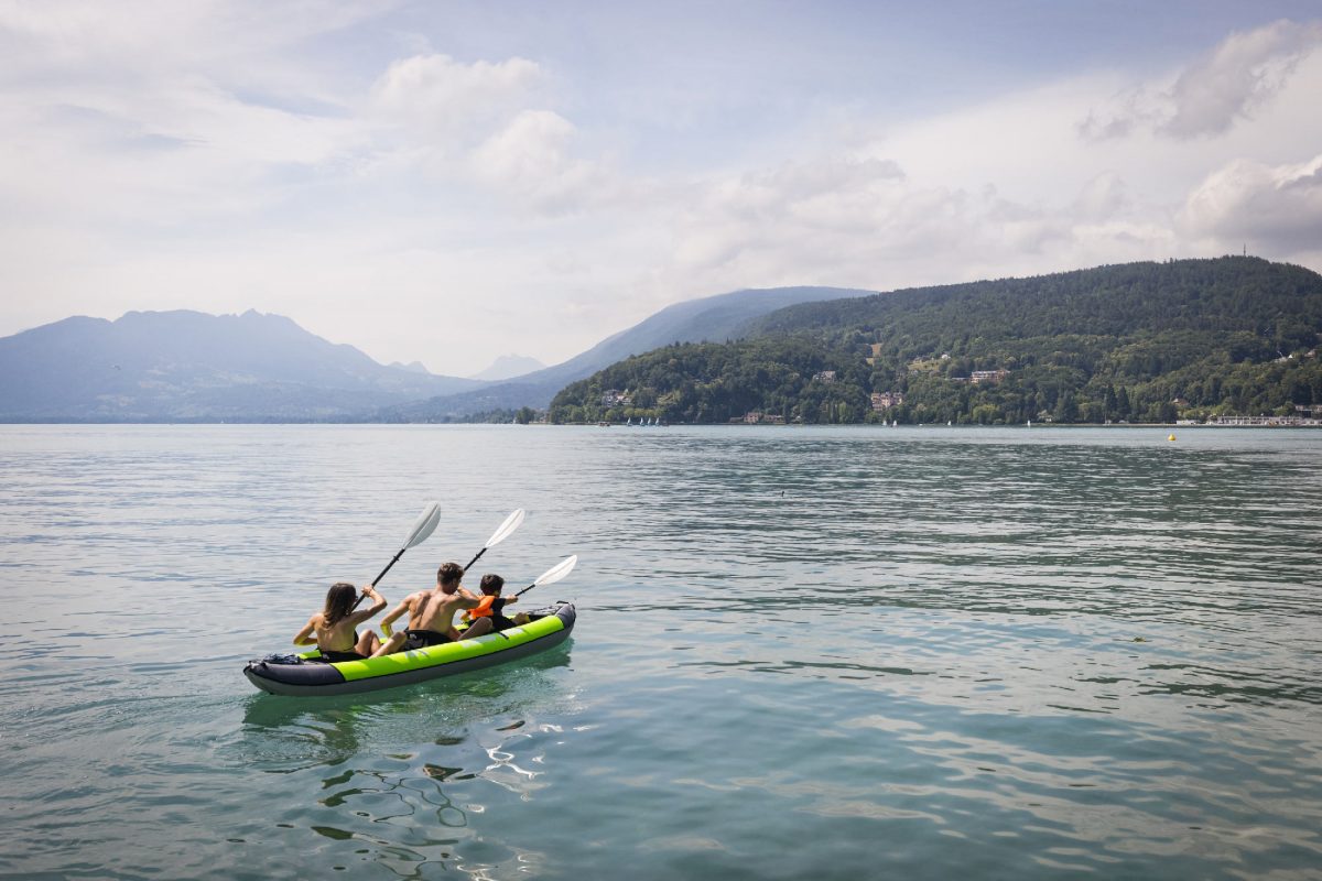 Famille pagaie sur le lac d'Annecy avec un kayak Aqua Marina