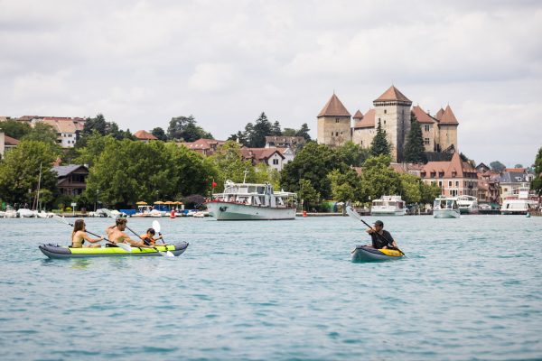 Famille pagaie sur le lac d'Annecy avec un kayak Aqua Marina