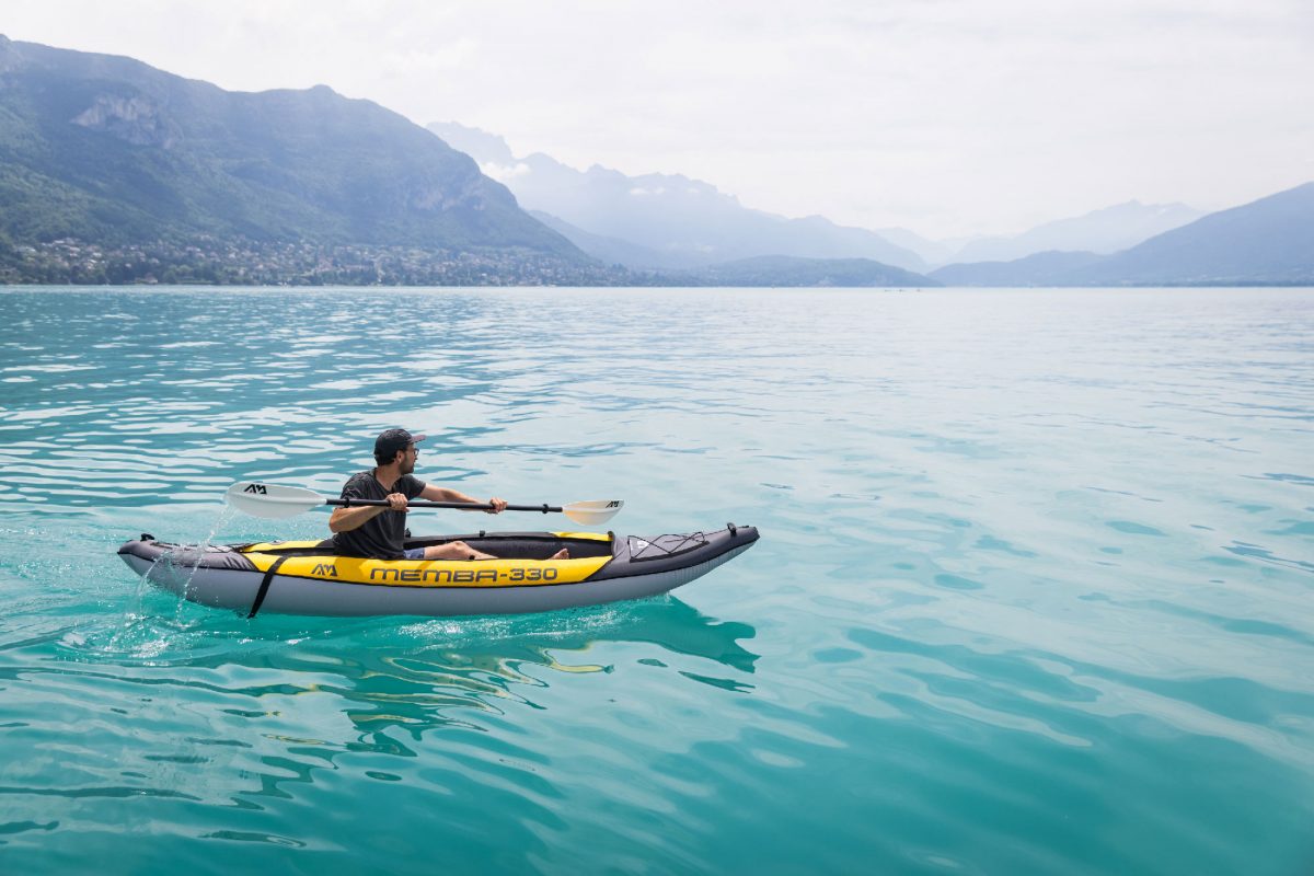Homme pagaie sur le lac d'Annecy avec un kayak Aqua Marina