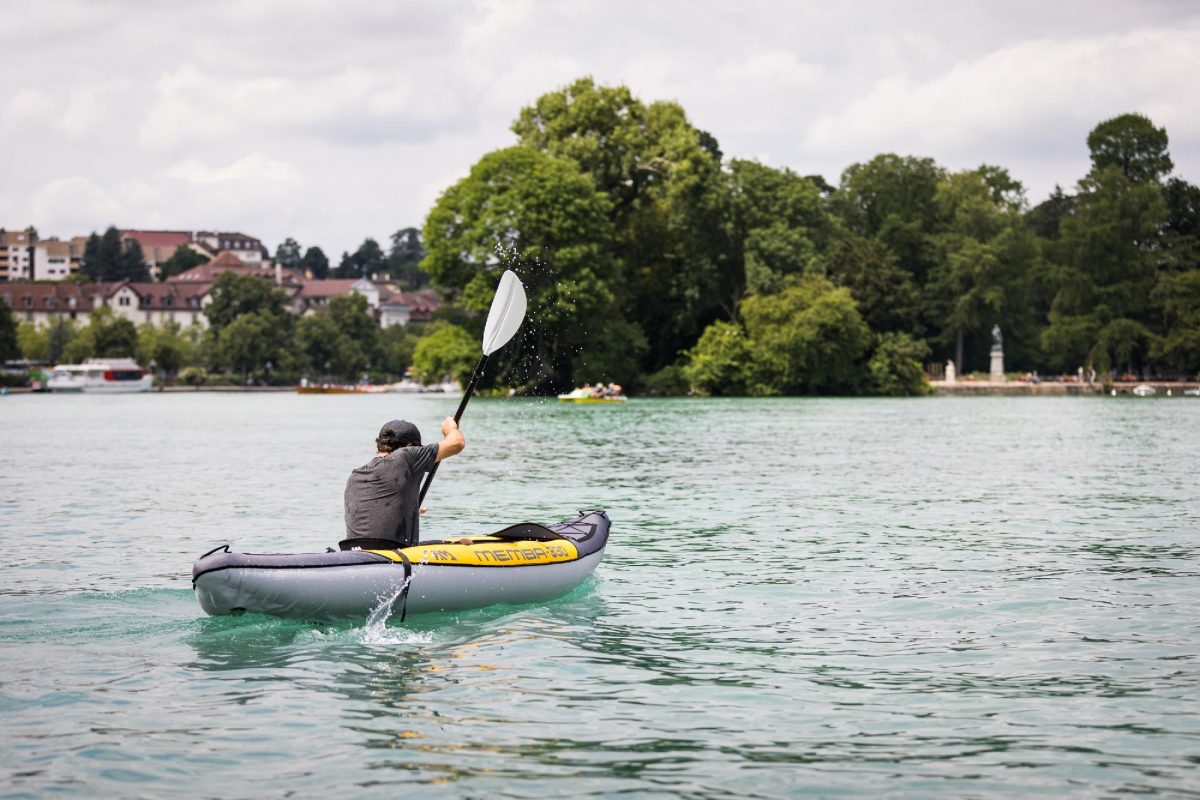 Homme pagaie sur le lac d'Annecy avec un kayak Aqua Marina