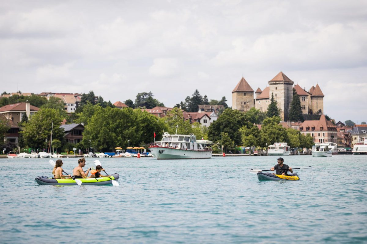 Famille pagaie sur le lac d'Annecy avec un kayak Aqua Marina