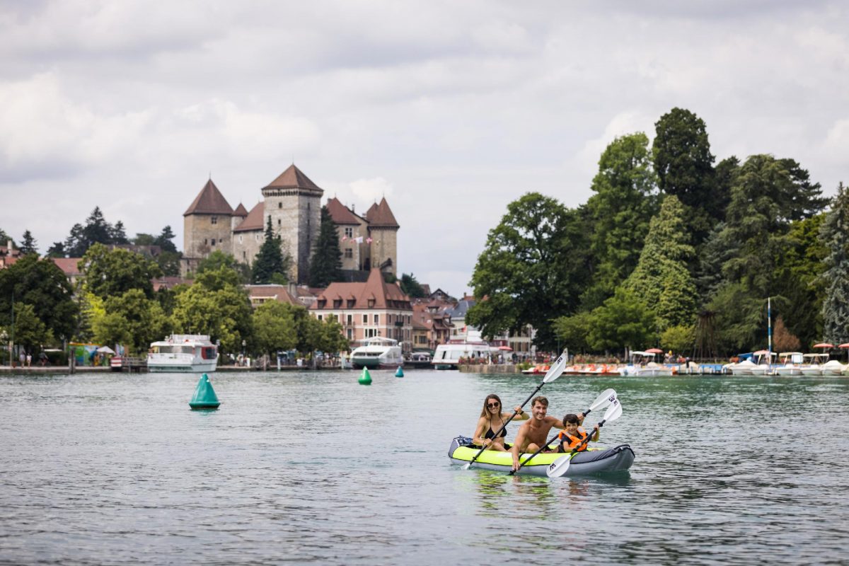 Famille pagaie sur le lac d'Annecy avec un kayak Aqua Marina