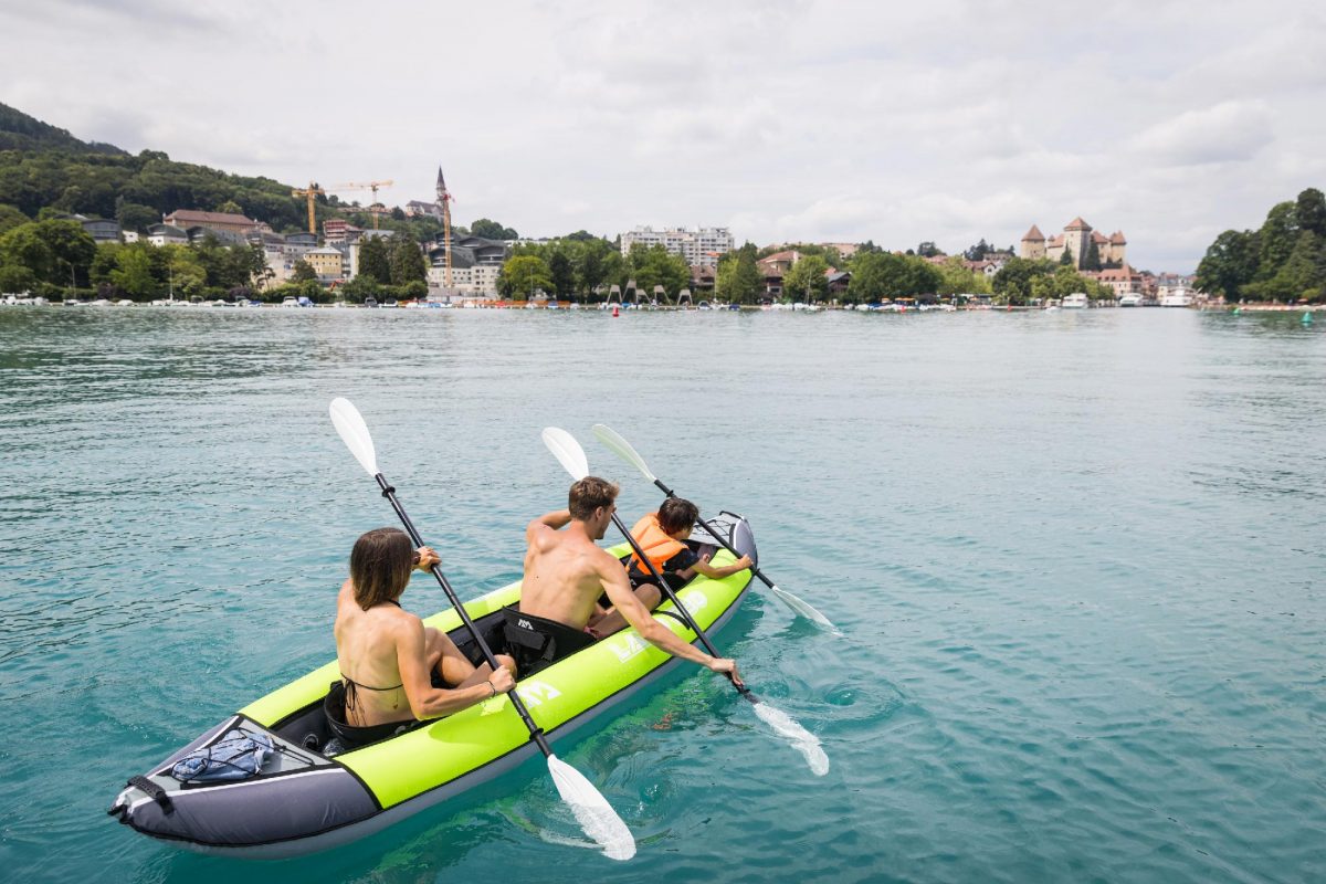 Famille pagaie sur le lac d'Annecy avec un kayak Aqua Marina