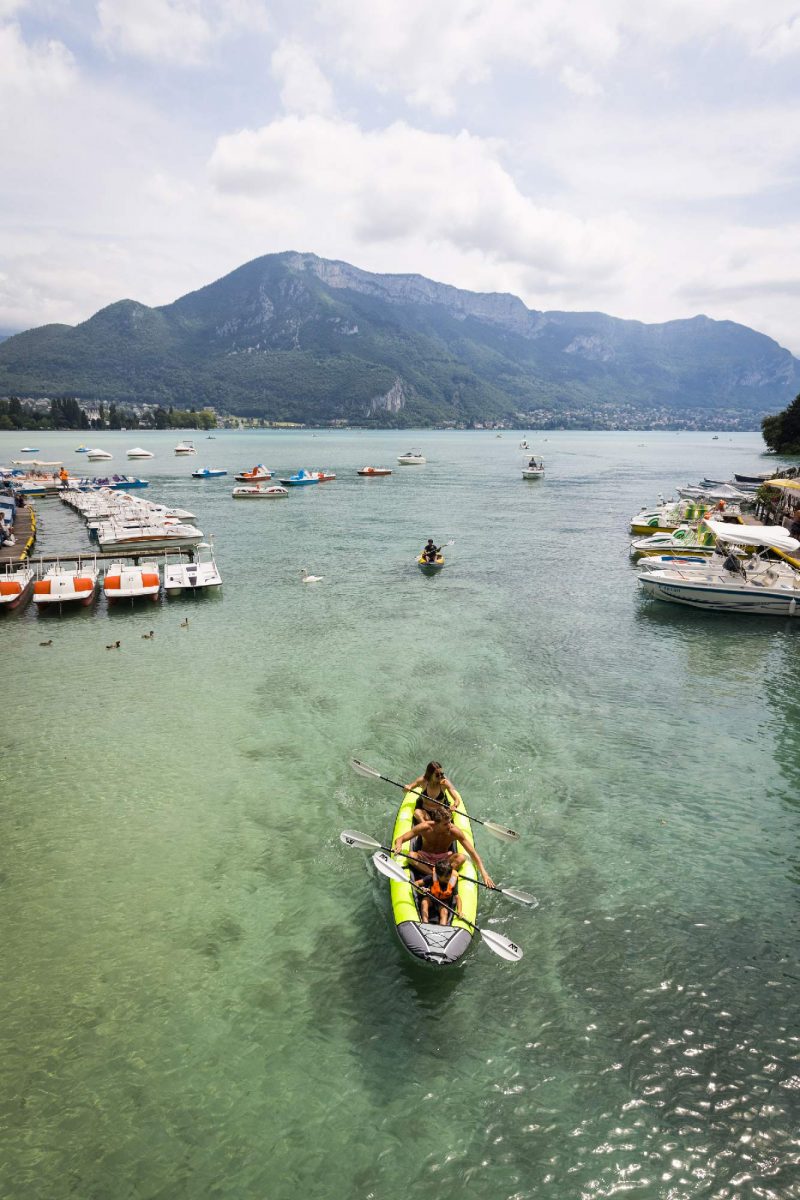 Famille pagaie sur le lac d'Annecy avec un kayak Aqua Marina