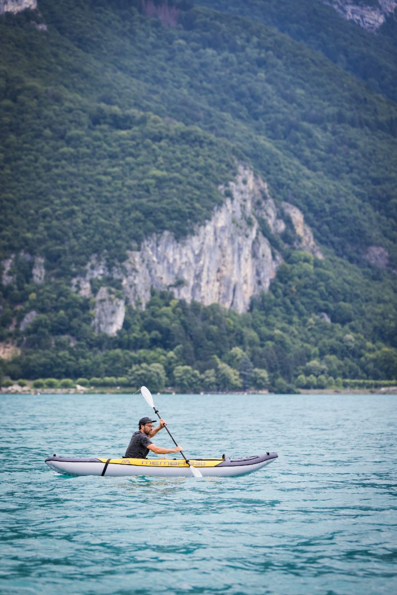 Homme pagaie sur le lac d'Annecy avec un kayak Aqua Marina