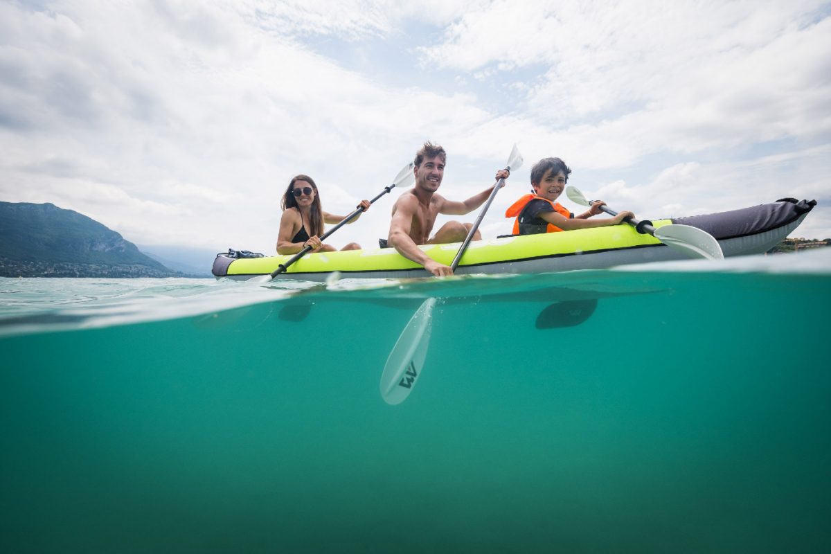 Famille pagaie sur le lac d'Annecy avec un kayak Aqua Marina