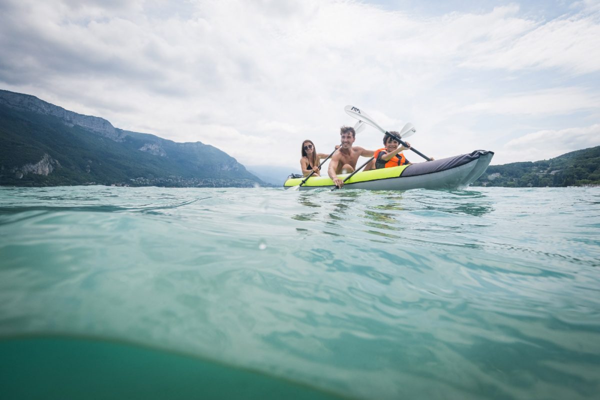 Famille pagaie sur le lac d'Annecy avec un kayak Aqua Marina