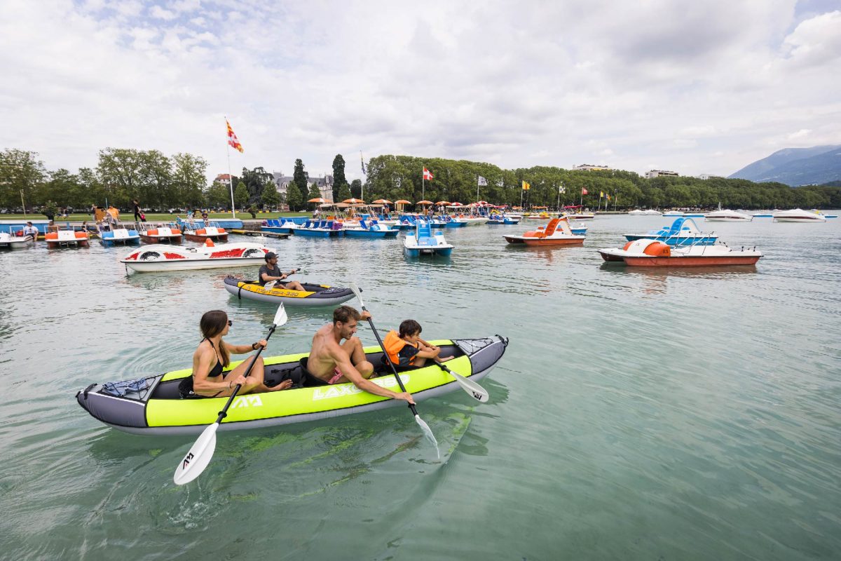 Famille pagaie sur le lac d'Annecy avec un kayak Aqua Marina