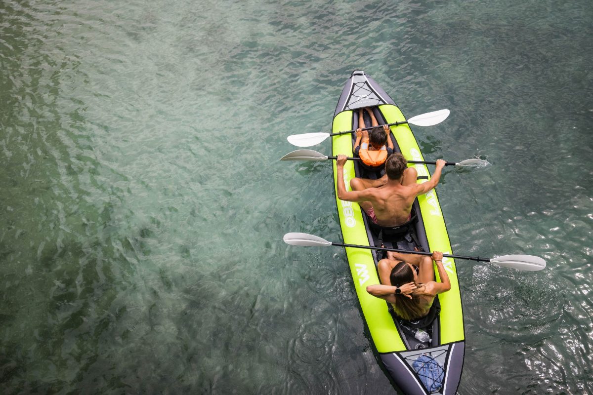 Famille pagaie sur le lac d'Annecy avec un kayak Aqua Marina