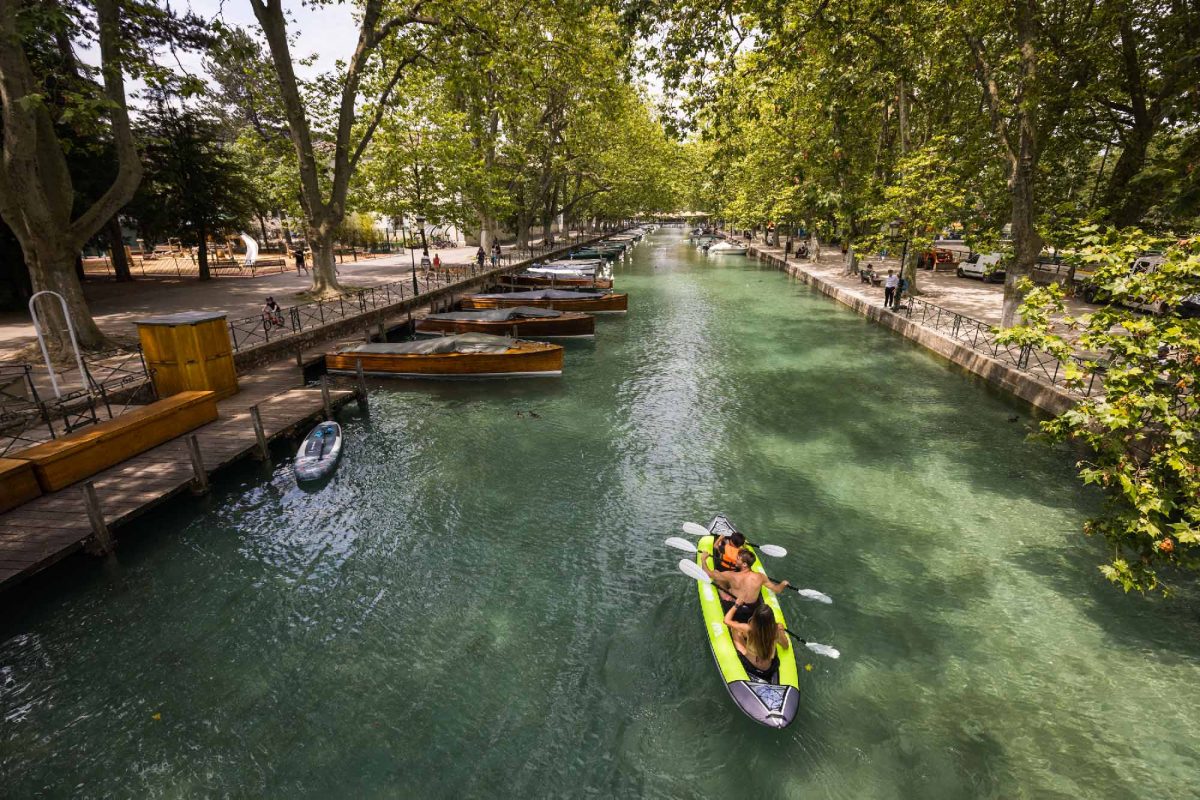 Famille pagaie sur le lac d'Annecy avec un kayak Aqua Marina