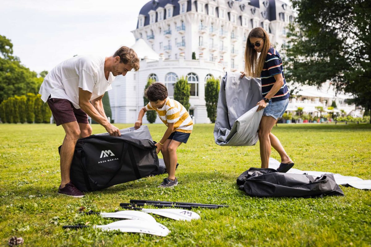 Gonflage des kayak pour la ville Aqua Marina