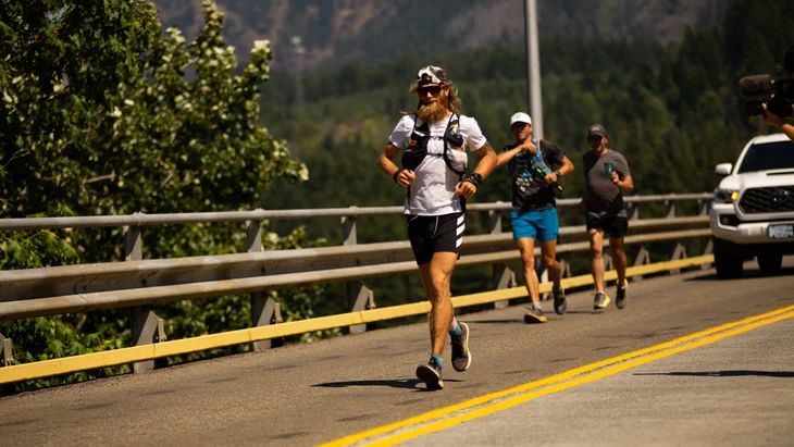 Timothy Olson bat le record FKT du Pacific Crest Trail