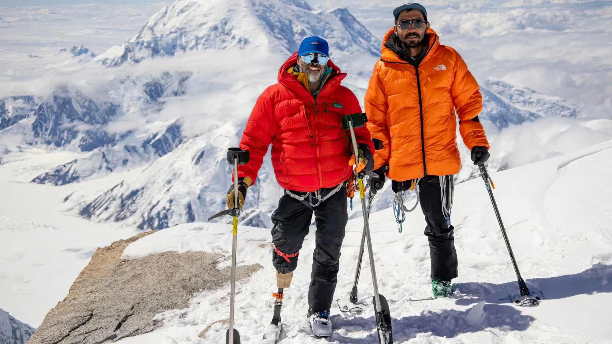 Deux alpinistes amputés ont gravi et skié le Denali