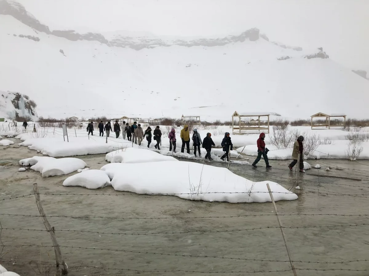 alpinistes femmes afghanes marche d'approche dans la neige