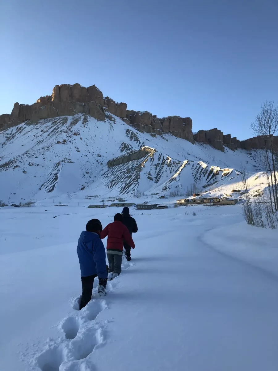 alpinistes femmes afghanes marche d'approche dans la neige