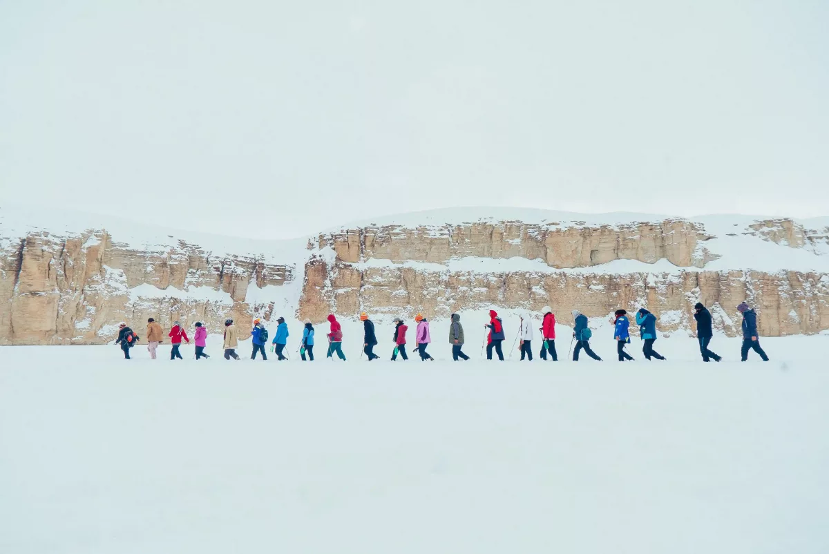 alpinistes femmes afghanes marche d'approche dans la neige