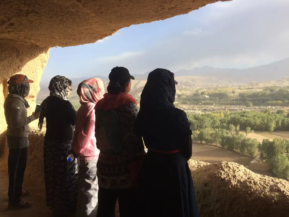 alpinistes femmes afghanes regardant paysage depuis une grotte