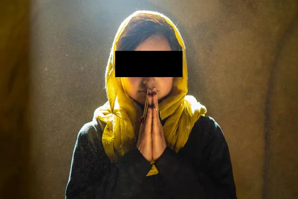 femme afghane mains jointes en prière