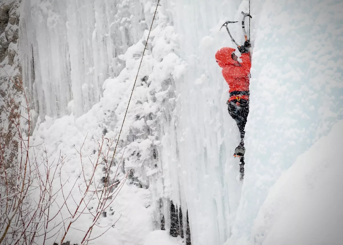 alpiniste femme afghane cascade de glace