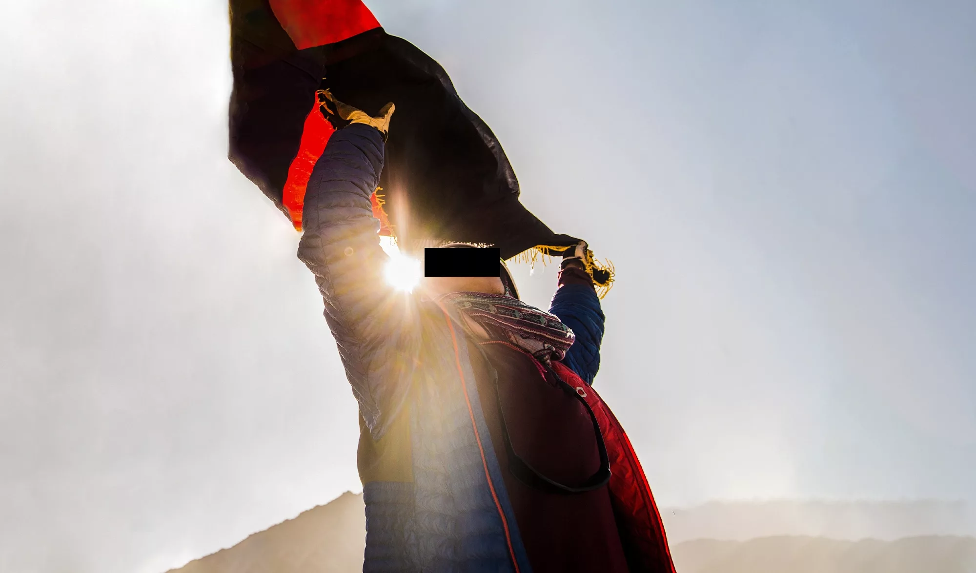 Alpiniste afghane portant le drapeau afghan