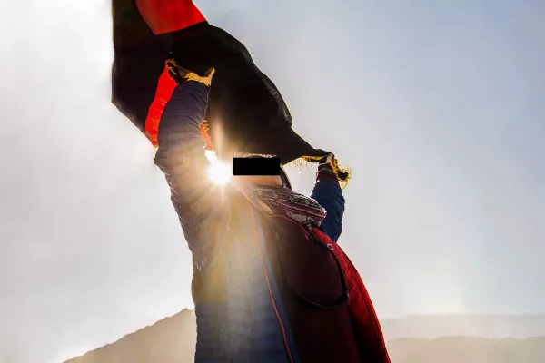 Alpiniste afghane portant le drapeau afghan