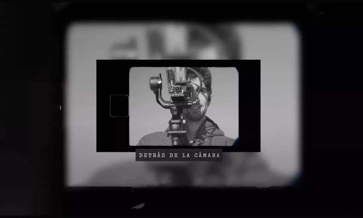Detras de la camera