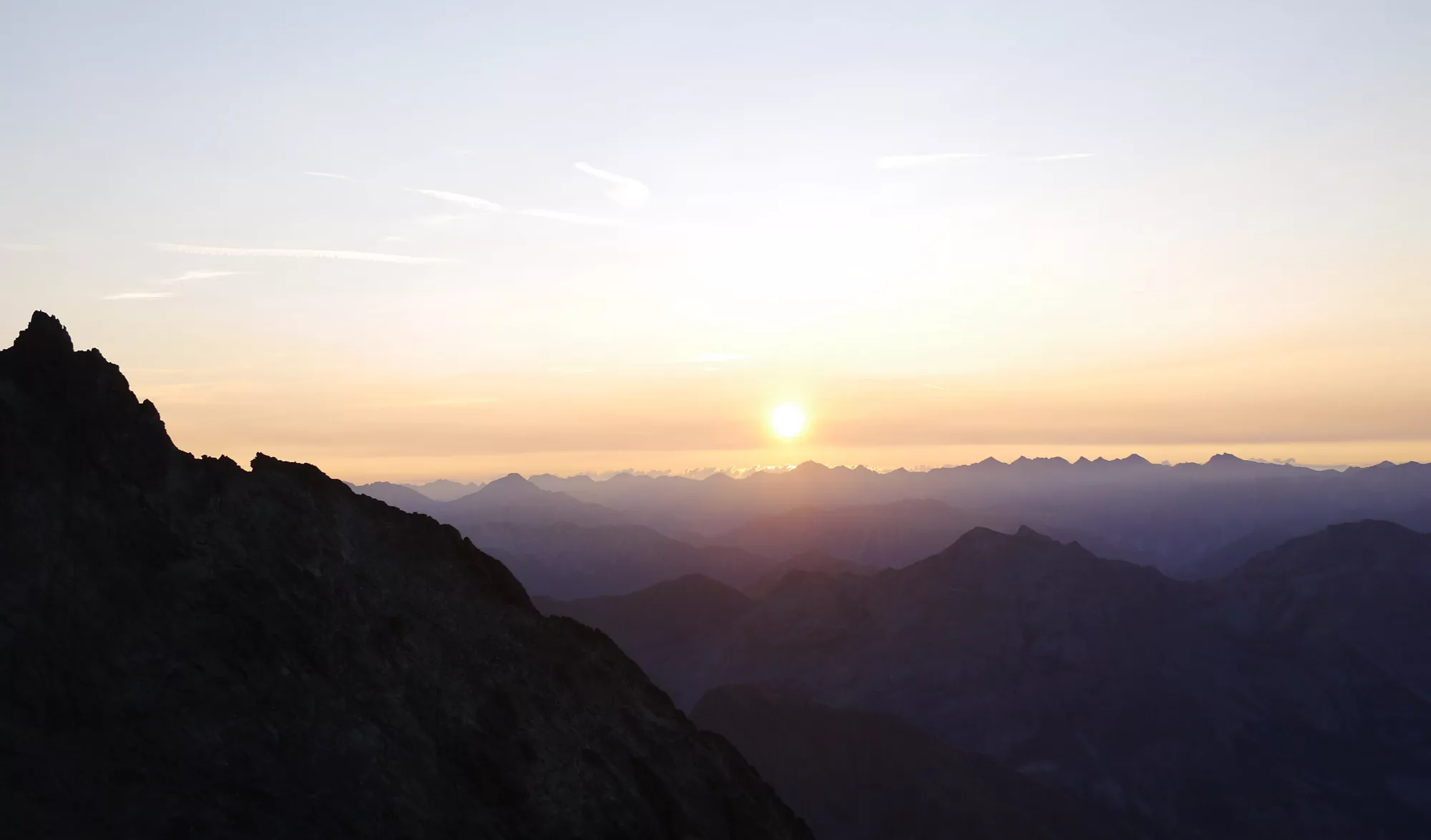 Paysage de montagne couché de soleil sur les Ecrins