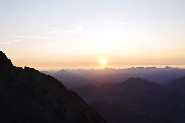 Paysage de montagne couché de soleil sur les Ecrins