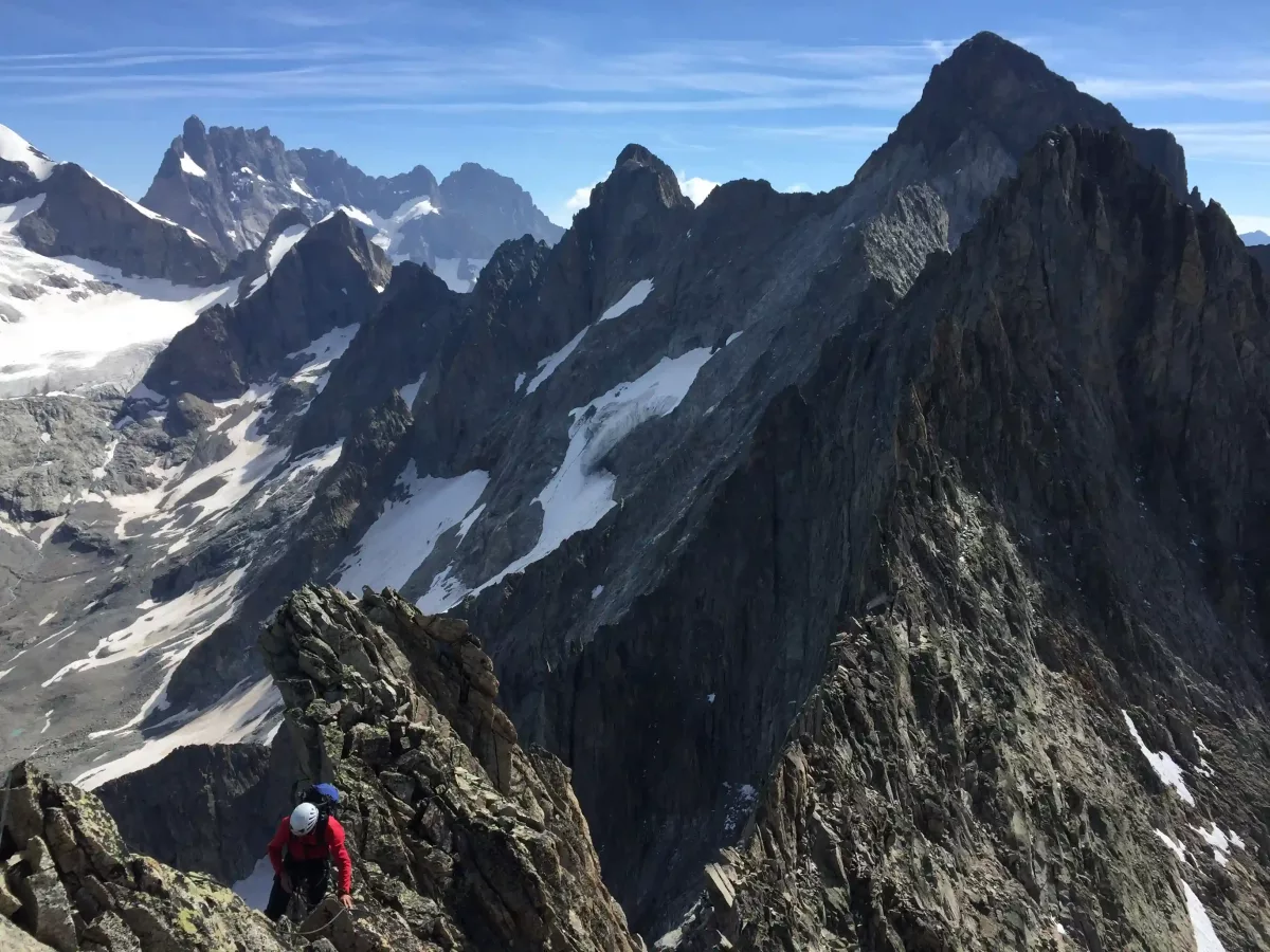 Un alpiniste sur une arête des écrins